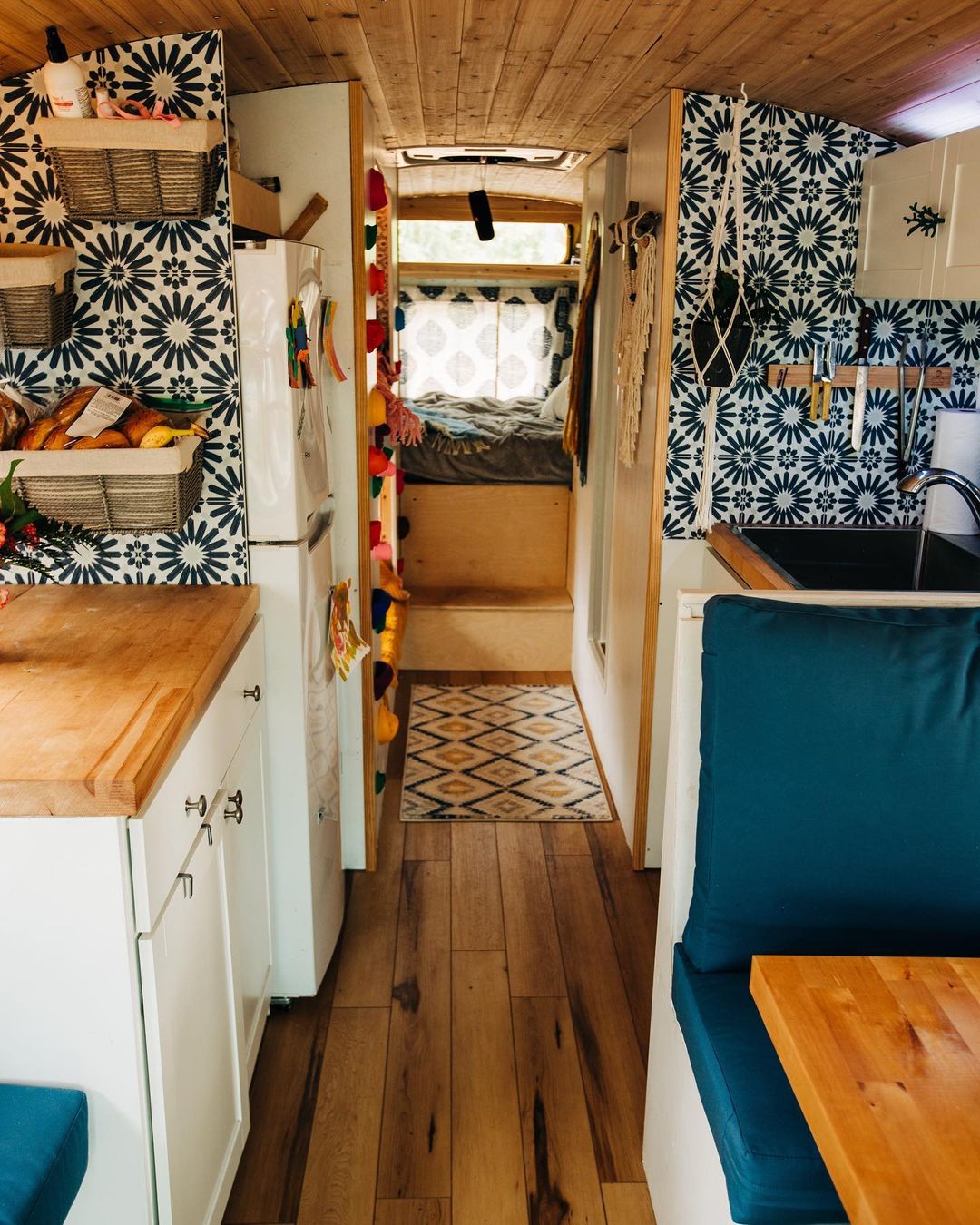 A Converted School Bus Shines in Stellino